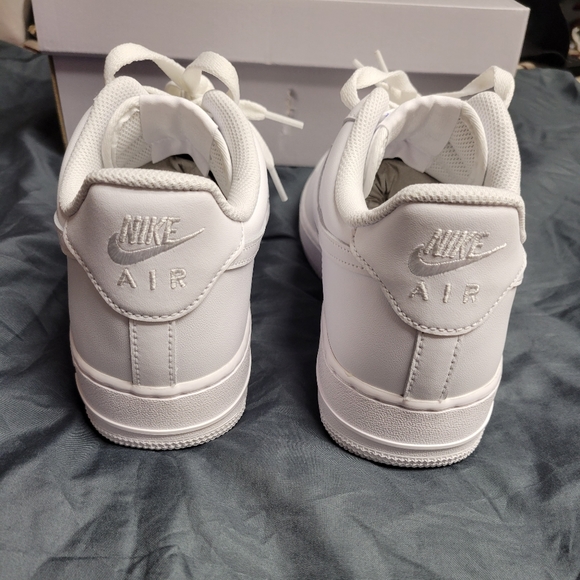 Brand new ds nike air force 1 low all white size 9 men's. - Picture 4 of 9
